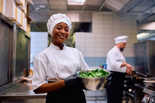 Un vendeur préparant un plat savoureux